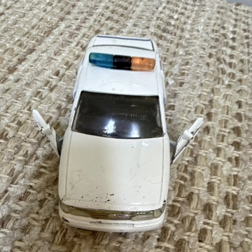 Road Champs Ford Crown Victoria Hartford Police Car 1997 White/Blue Diecast